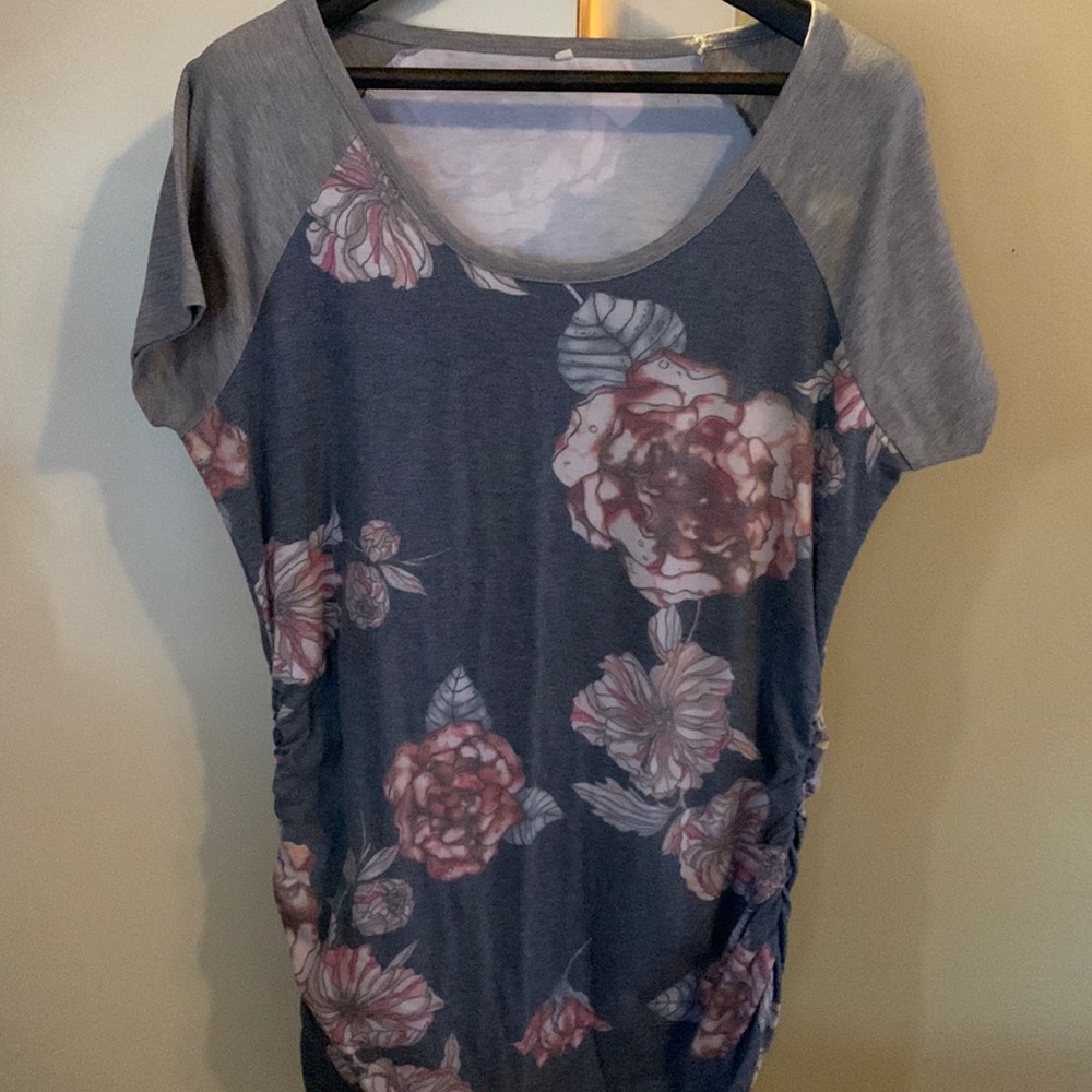 EUC Women’s raglan scoop neck maternity postpartum tee w/ side ruching, Size XL